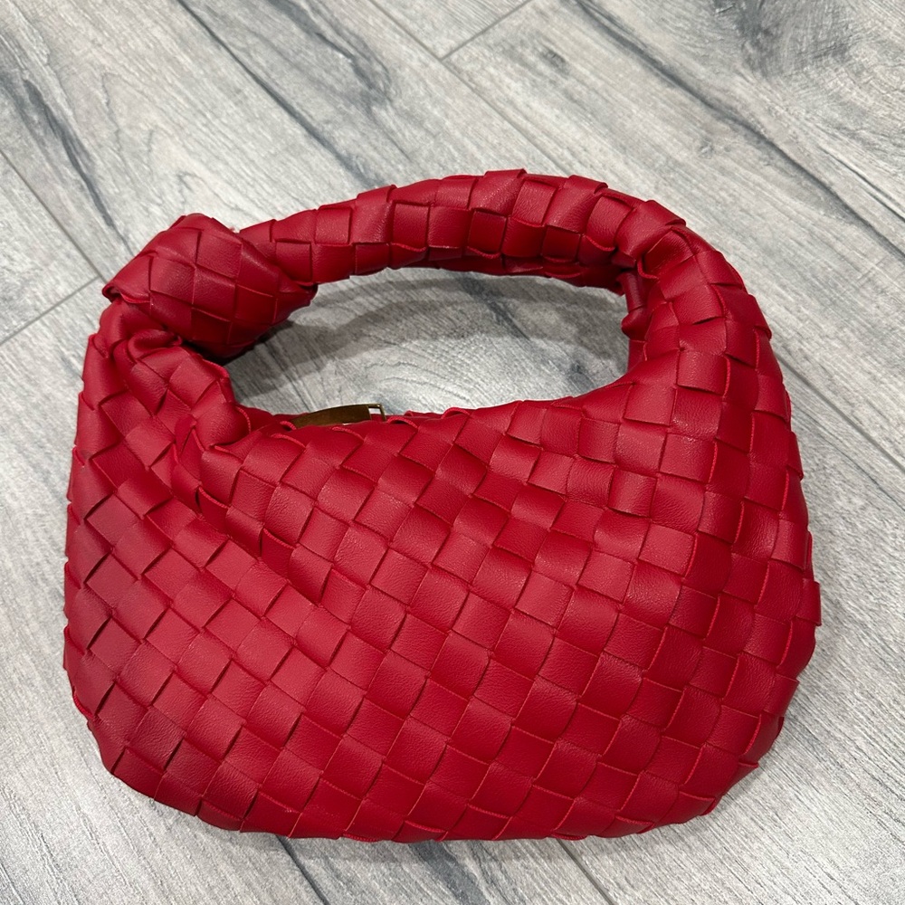 Red knot woven clutch